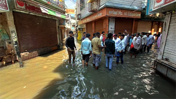 बाढ के पानी का दृश्य वृ़ंदावन बांके बिहारी मंदिर के समीप का