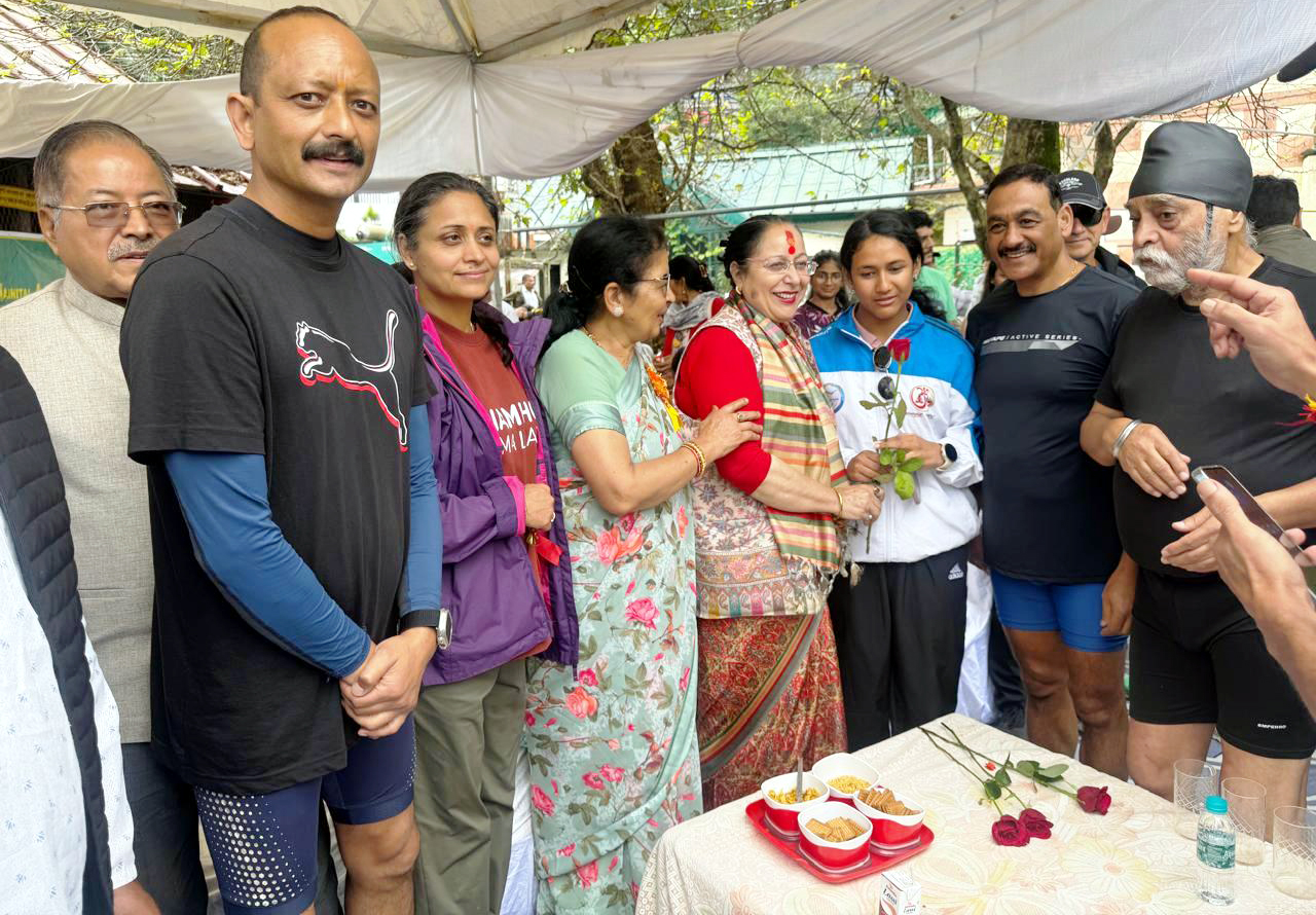 कयाकिंग प्रतियोगिता के विजेताओं को पुरस्कृत करतीं विधायक वं पालिकाध्यक्ष आदि। कयाकिंग प्रतियोगिता के विजेताओं को पुरस्कृत करतीं विधायक वं पालिकाध्यक्ष आदि।