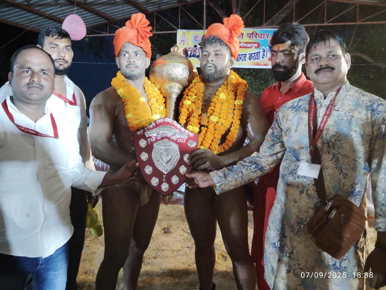 कुश्ती दंगल में संयुक्त रूप से चैंपियन पहलवानों को ट्राफी प्रदान करते अध्यक्ष कल्पराज सिंह कुश्ती दंगल में संयुक्त रूप से चैंपियन पहलवानों को ट्राफी प्रदान करते अध्यक्ष कल्पराज सिंह
