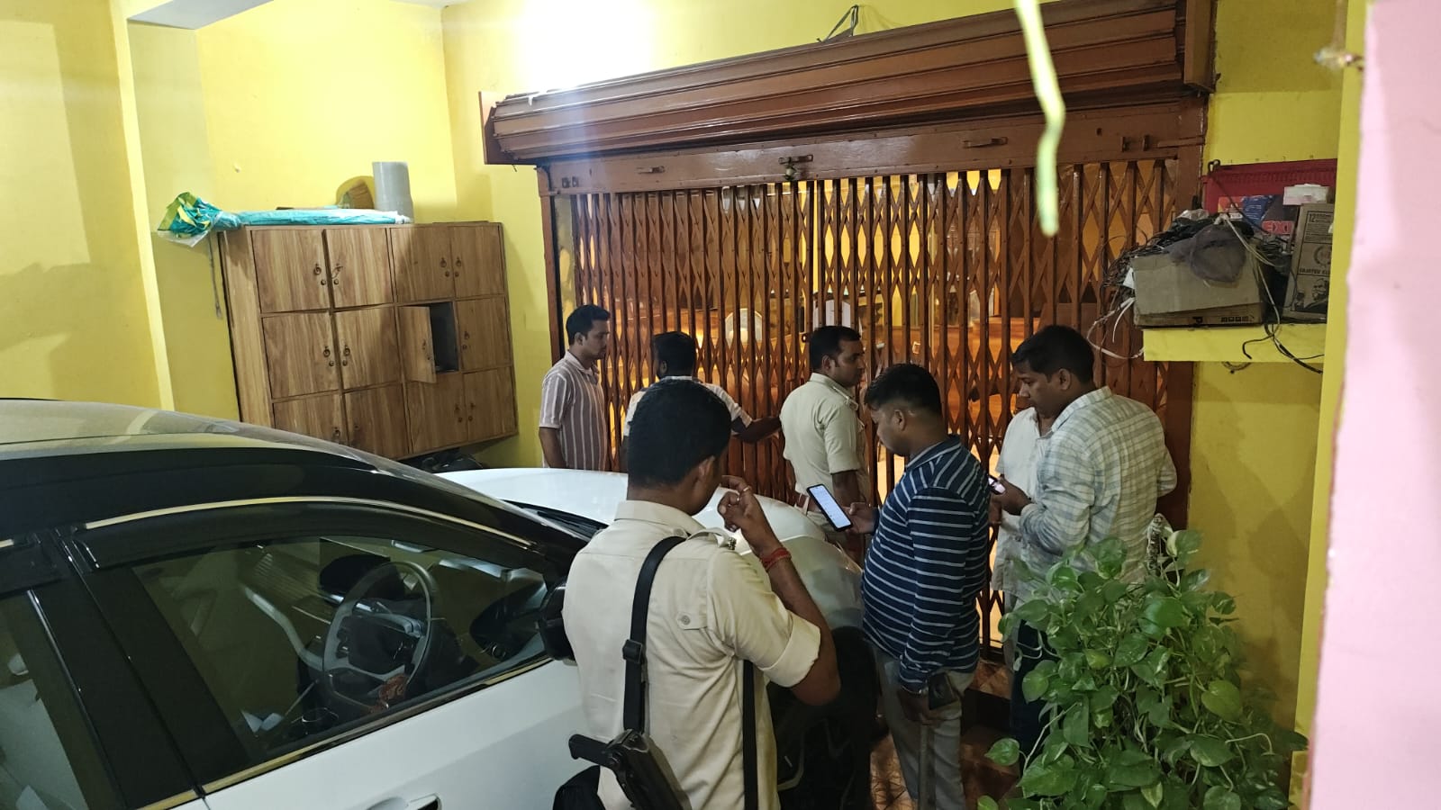 घटनास्थल पर जांच करती पुलिस