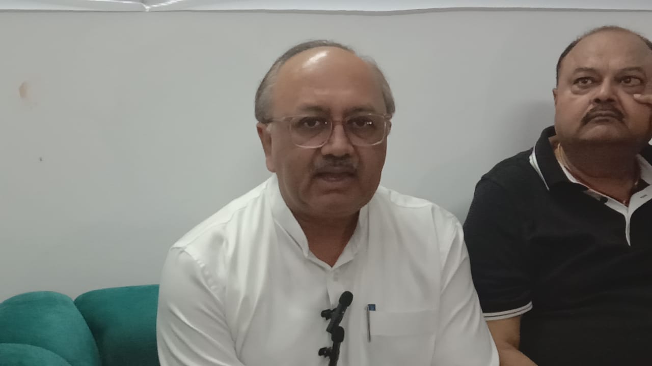 पत्रकारों से बात करते हुए सिद्धार्थ नाथ सिंह