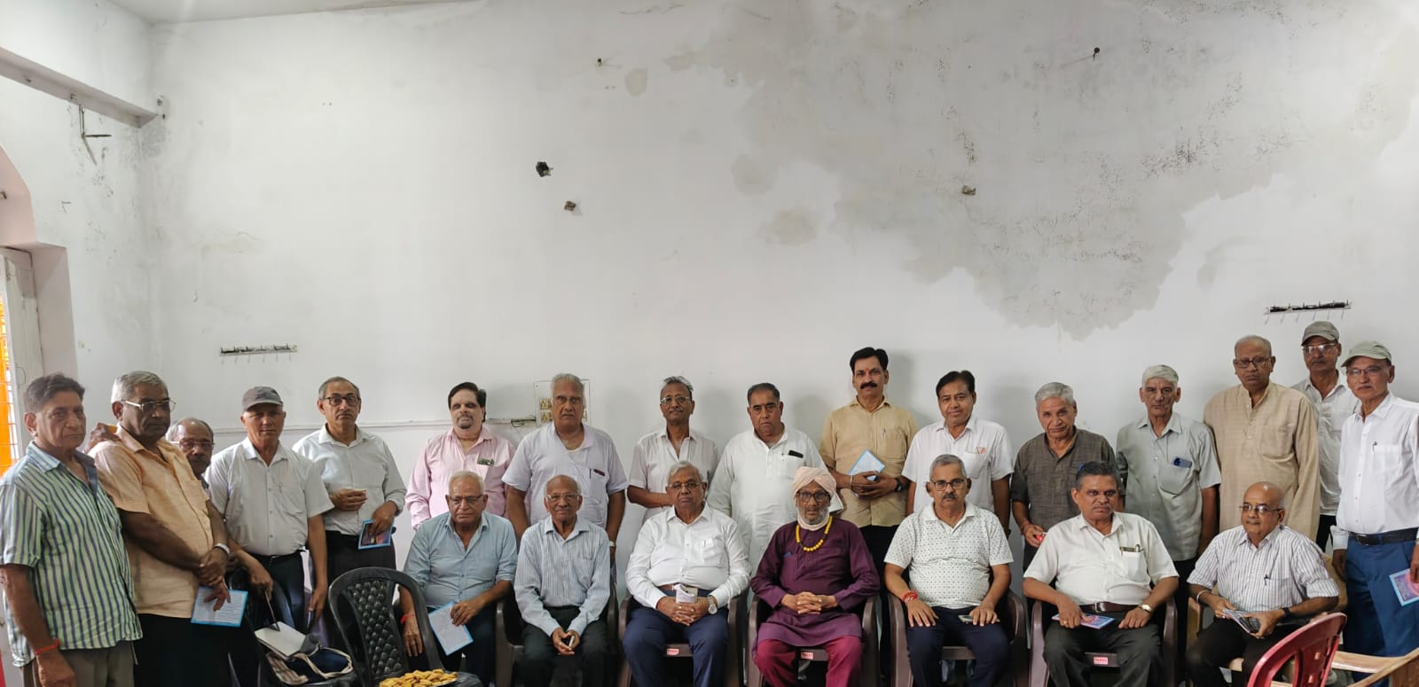 वरिष्ठ नागरिकों की बैठक
