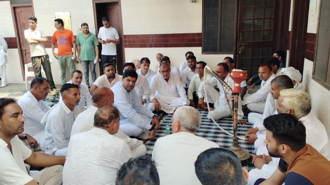 मंगलपुर गांव में सतबीर श्योकंद के निधन पर शोक प्रकट करने पहुंचे पूर्व डिप्टी सीएम दुष्यंत चौटाला। मंगलपुर गांव में सतबीर श्योकंद के निधन पर शोक प्रकट करने पहुंचे पूर्व डिप्टी सीएम दुष्यंत चौटाला।