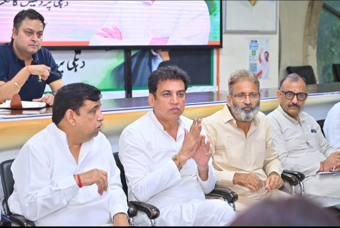 दिल्ली प्रदेश कार्यालय राजीव भवन रविवार को कांग्रेस नेताओं के साथ बैठक करते दिल्ली प्रदेश कांग्रेस अध्यक्ष देवेंद्र यादव