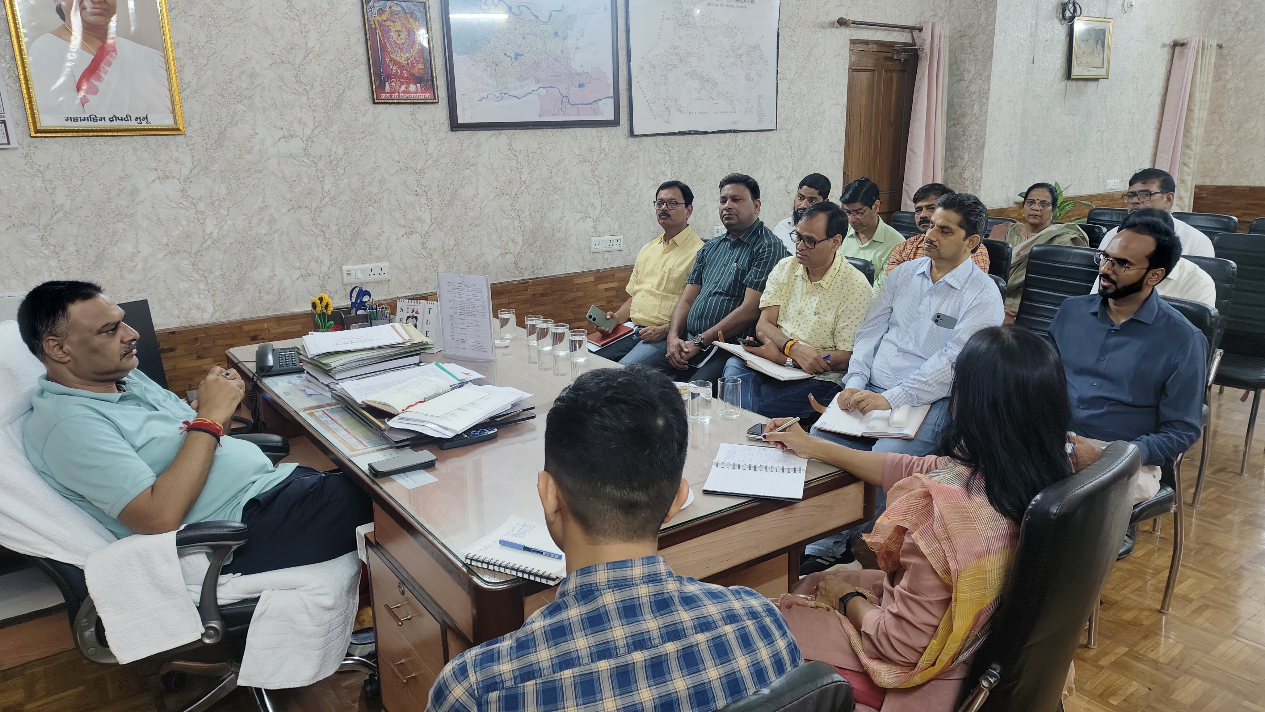 नवरात्र मेले की तैयारियों को लेकर समीक्षा बैठक करते जिलाधिकारी पवन कुमार गंगवार