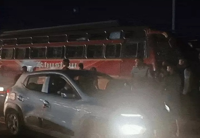 घर के बाहर बैठी महिला और नवजात को बस ने कुचला
