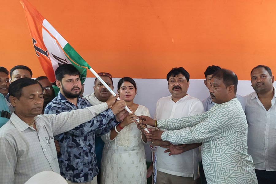 टीएमसी का झंडा थामती भाजपा की पंचायत सदस्य