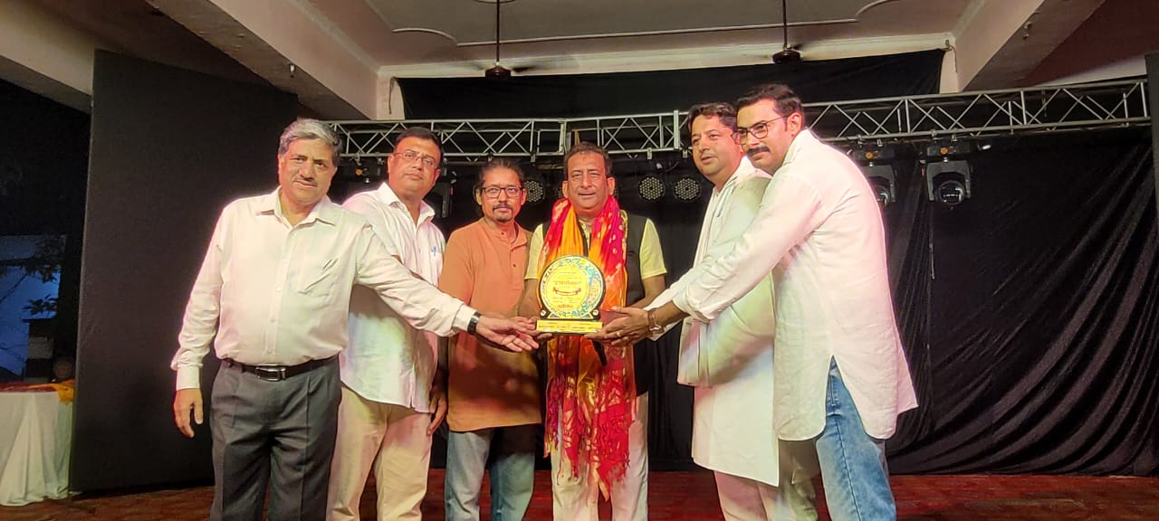 हेमंत पांडे का स्वागत करते हुए मुख्य अतिथि हेमंत पांडे का स्वागत करते हुए मुख्य अतिथि