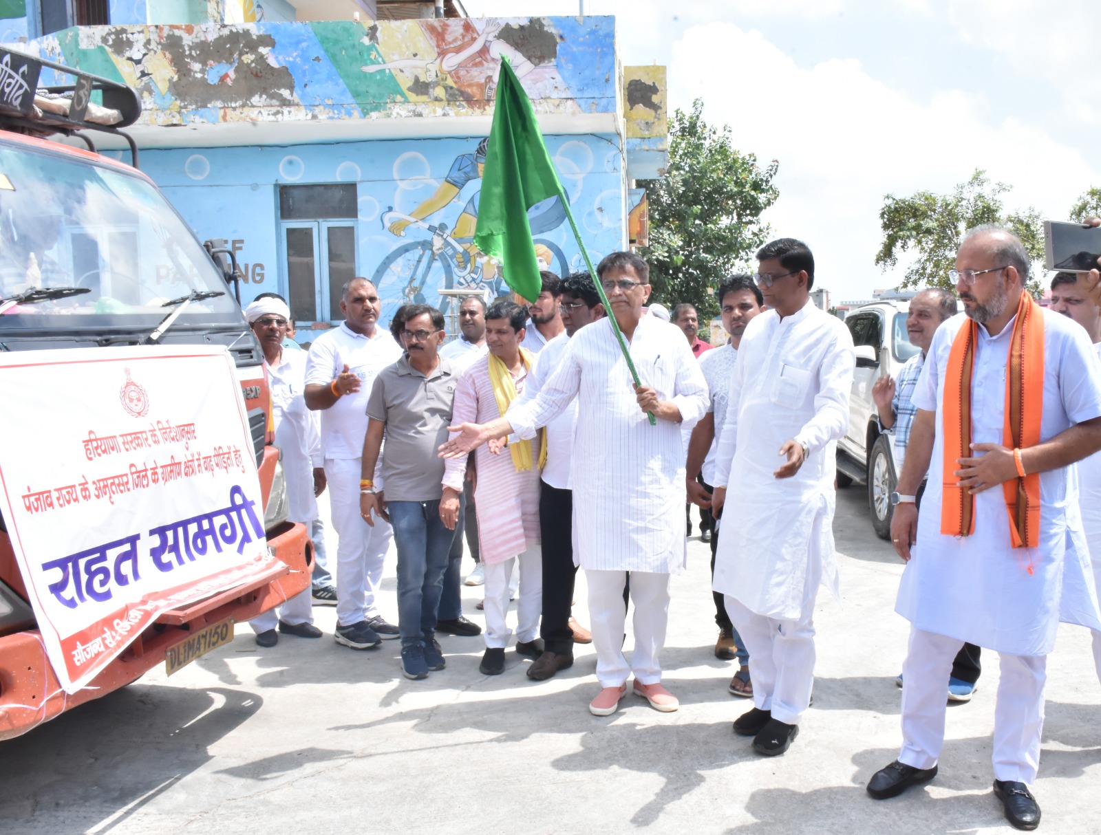 बाढ़ राहत सामग्री से भरे ट्रक को हरी झंडी दिखाकर अमृतसर के लिए रवाना करते भाजपा के राष्ट्रीय सचिव ओमप्रकाश धनखड़।