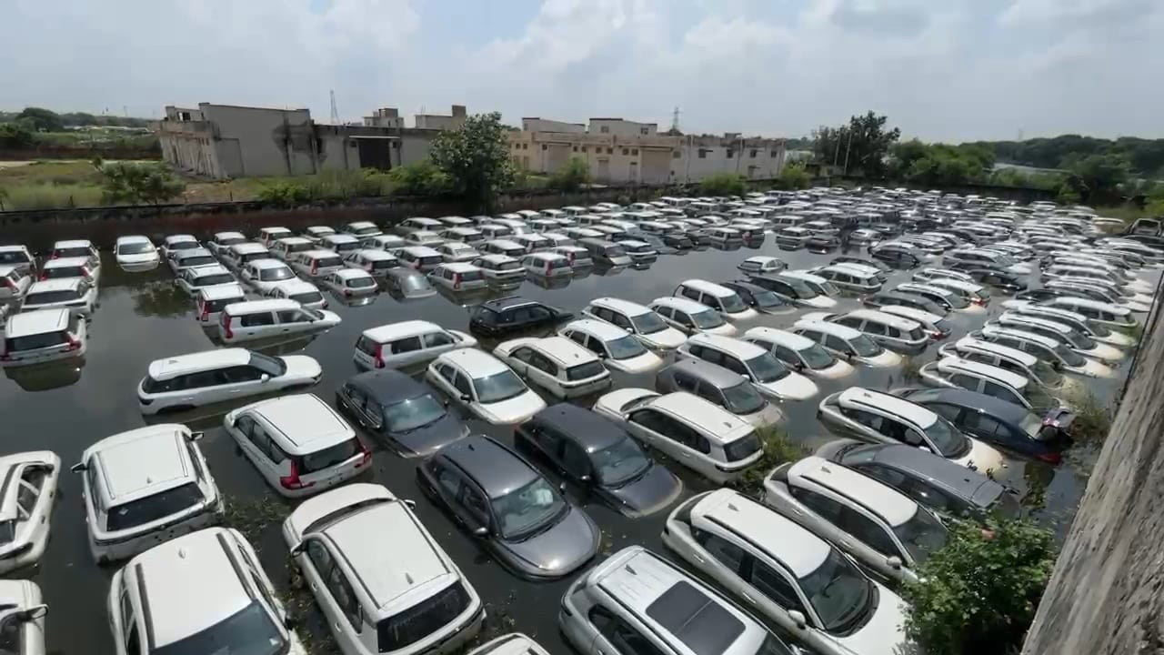 मारुति के बहादुरगढ़ शिपयार्ड में पानी में डूबी नई कारें। मारुति के बहादुरगढ़ शिपयार्ड में पानी में डूबी नई कारें।