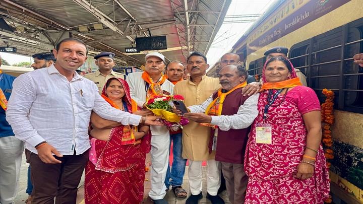 बुजुर्ग तीर्थ यात्रियों का जत्था रामेश्वरम के लिए रवाना