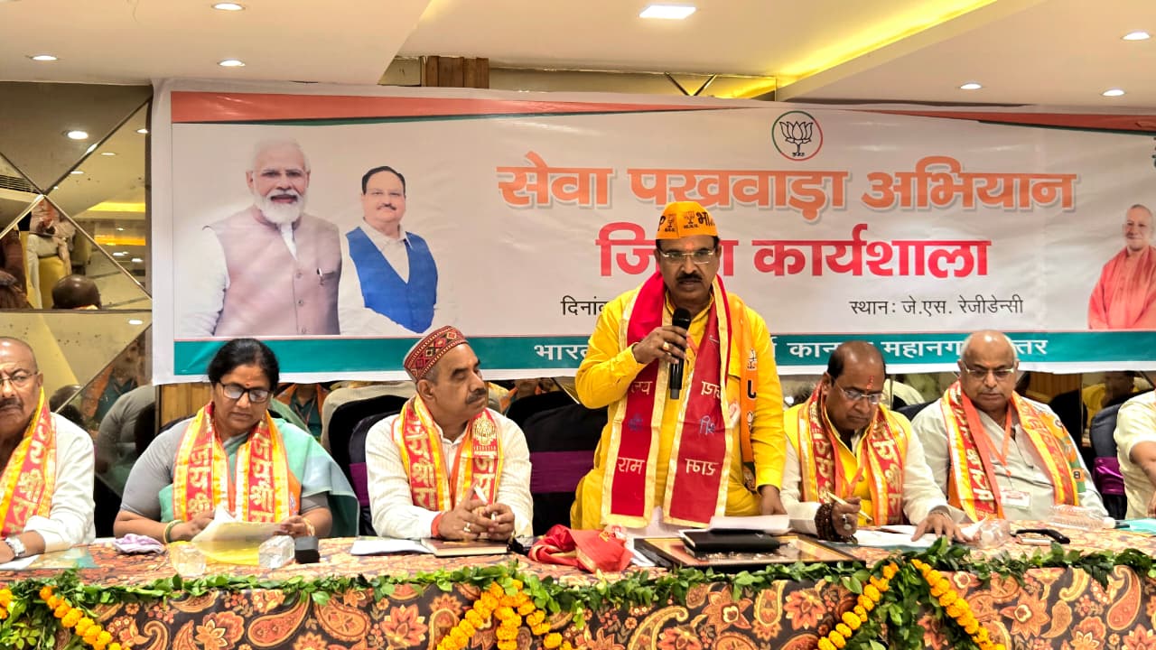 कार्यक्रम के दौरान संबोधित करते अध्यक्ष प्रकाश पाल व अन्य का छयाचित्र