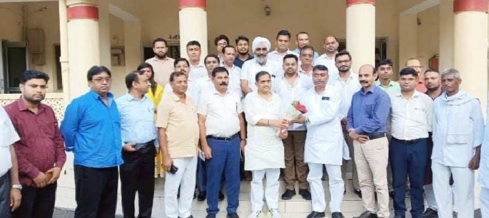 स्ववित्तपोषित विधि महाविद्यालय एसोसिएशन के सभी नवमनोनीत पदाधिकारी विधायक रामवीर सिंह का स्वागत करते हुए।