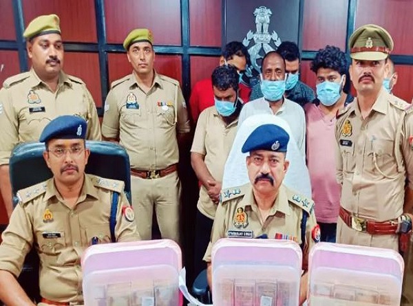 पत्रकारवार्ता करते पुलिस अधीक्षक कुंवर ज्ञानजय सिंह