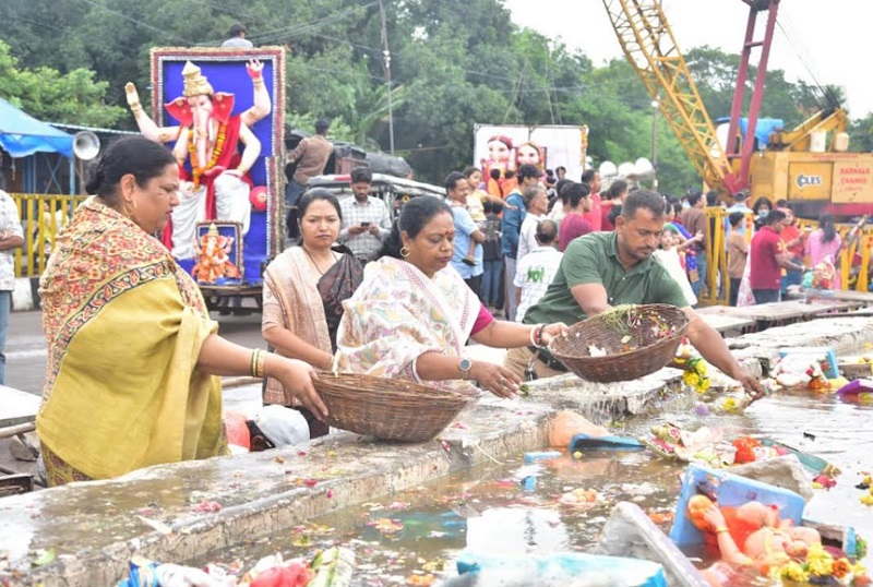 महापौर मालती राय ने भोपाल में विसर्जन कुंडों की सफाई में किया श्रमदान