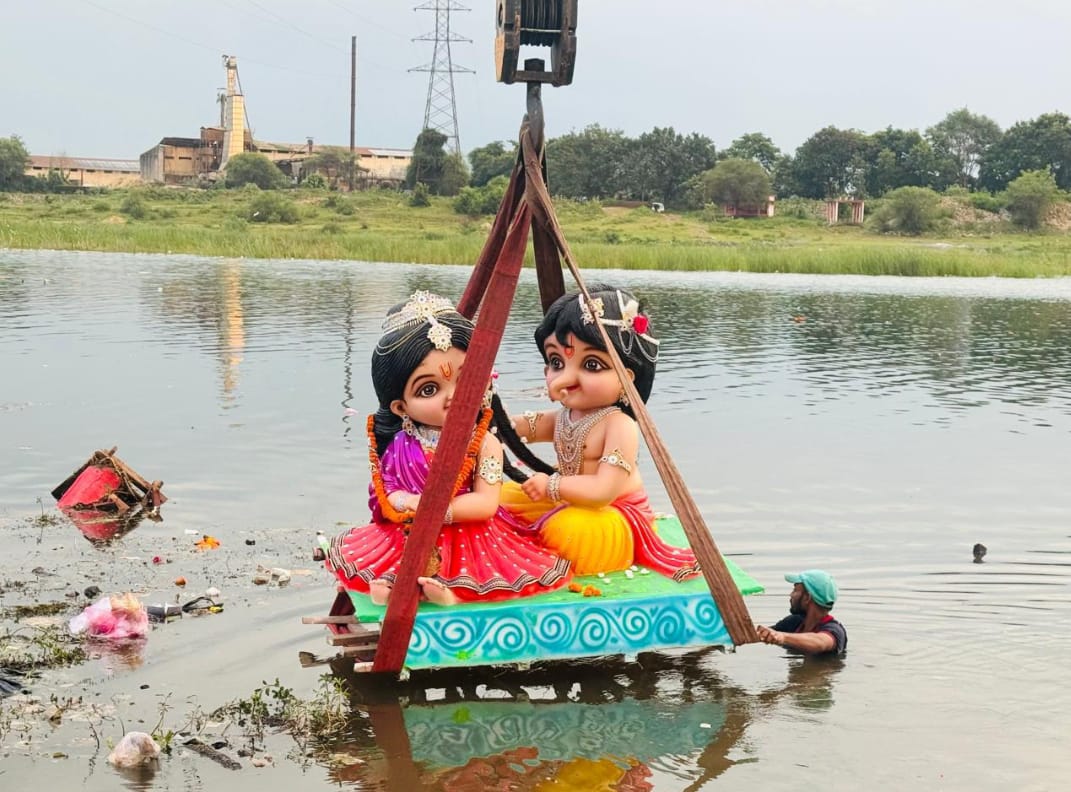 महानदी में बड़ी मूर्ति को क्रेन की सहायता से विसर्जित किया गया।
