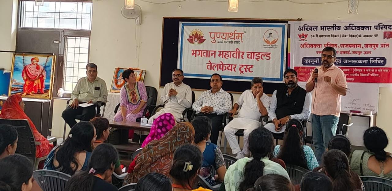 सेवा बस्तियों की शिक्षिकाओं को कानूनी अधिकारों की जानकारी