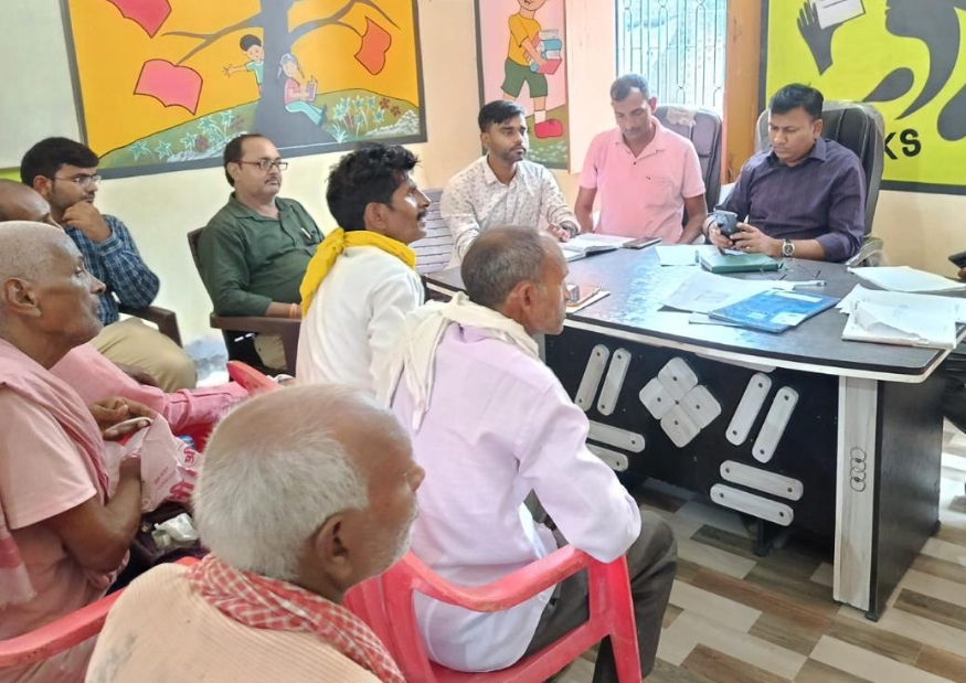 वाराणसी में फॉर्मर रजिस्ट्री कैम्प में पहुंचे डिप्टी डायरेक्टर एग्रीकल्चर