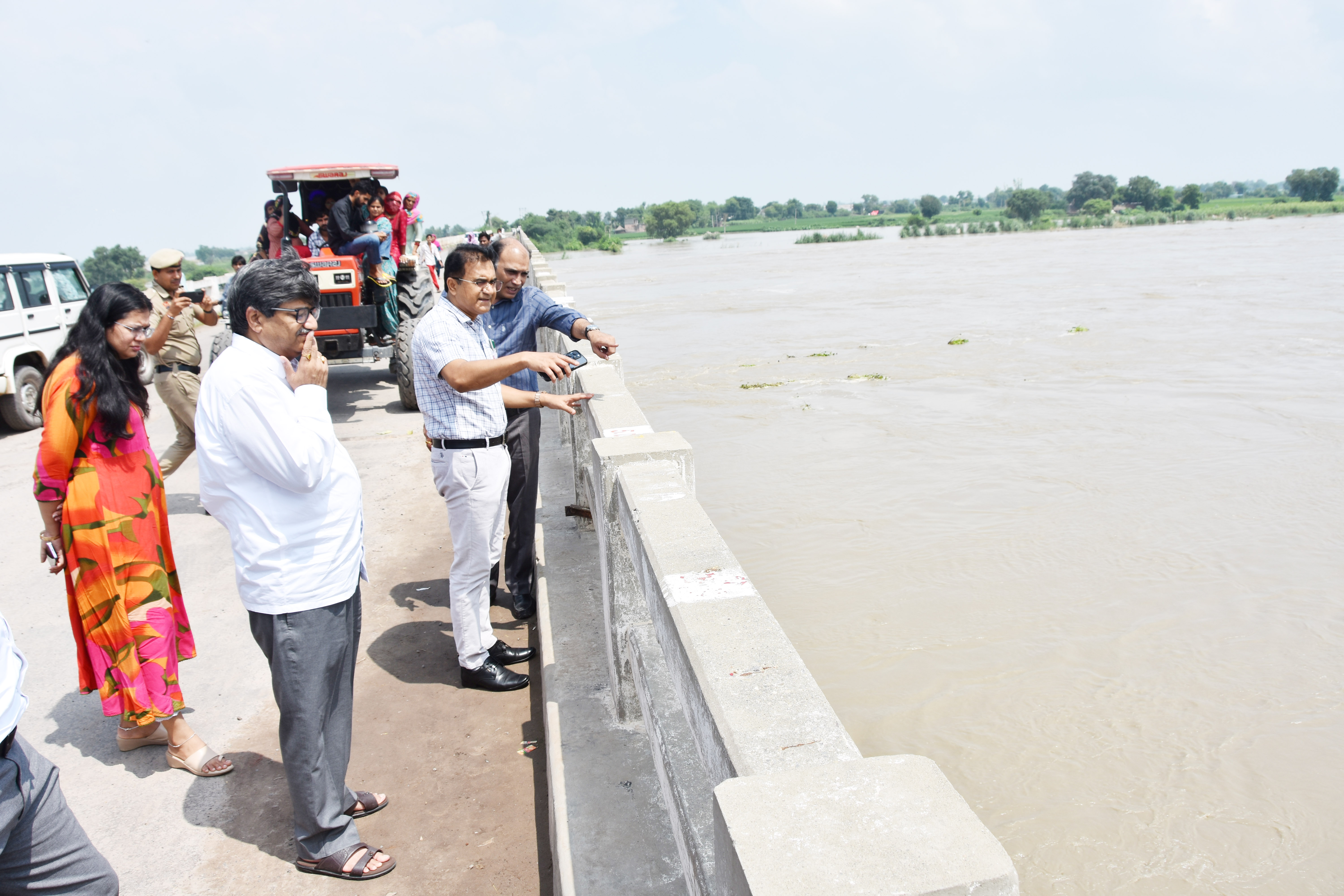 जिला उपायुक्त डॉ हरीश कुमार वशिष्ठ यमुना नदी पर अधिकारियों के साथ जायज लेते हुए