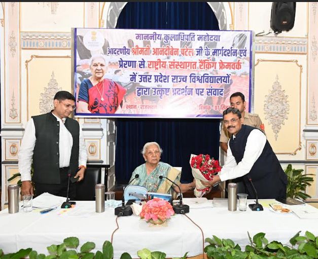 कुलपतियों के साथ बैठक करती राज्यपाल आनंदीबेन पटेल कुलपतियों के साथ बैठक करती राज्यपाल आनंदीबेन पटेल