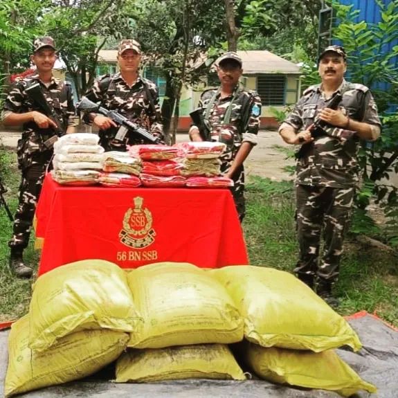 अररिया फोटो:जब्त यूरिया के साथ एसएसबी अररिया फोटो:जब्त यूरिया के साथ एसएसबी