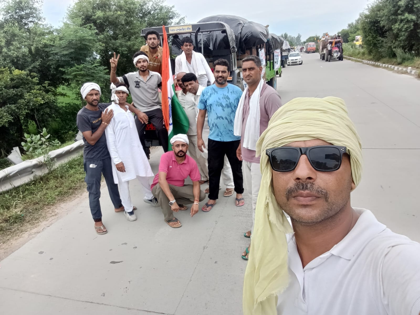 पंजाब में बाढ़ पीडि़तों की मदद के लिए पहुंचे रोज खेड़ा से ग्रामीण। पंजाब में बाढ़ पीडि़तों की मदद के लिए पहुंचे रोज खेड़ा से ग्रामीण।