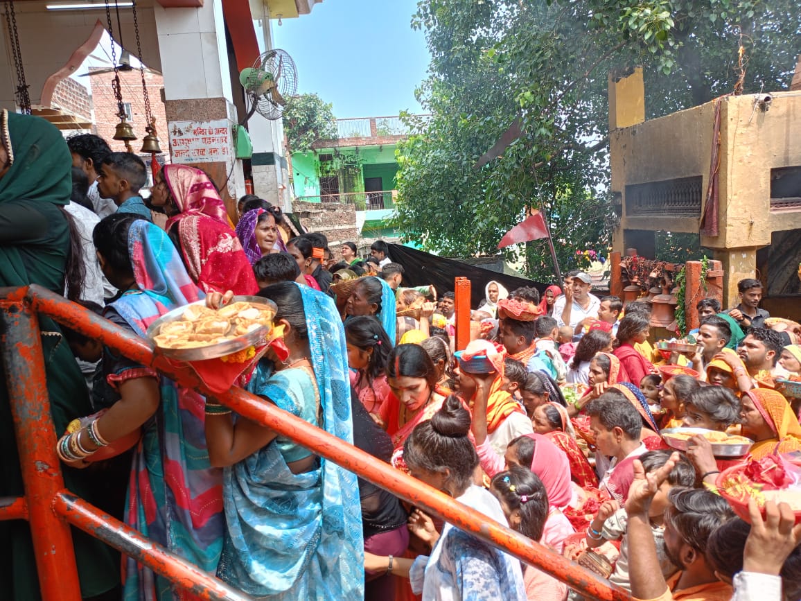 अदलपुरा स्थित बड़ी शीतला माता का दर्शन पूजन करने उमड़े श्रद्धालु