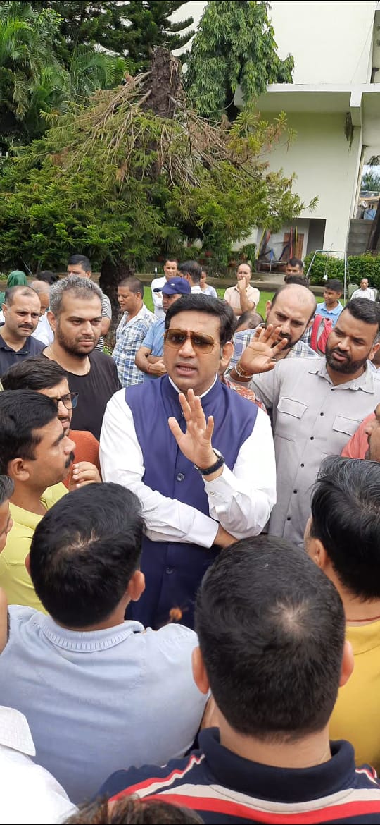 कैबिनेट रैंक आरएस बाली को कर्मचारियों ने ज्ञापन सौंपा।