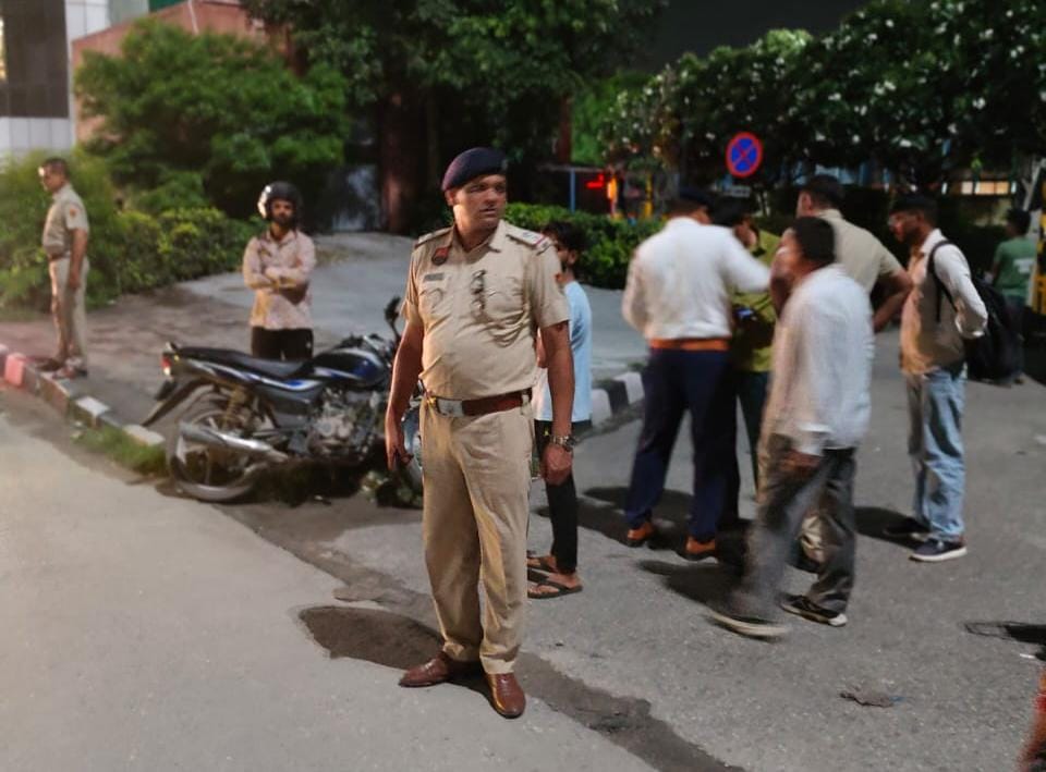 पानीपत में शराब पीकर गाड़ी चलाने वालों के चालान करते पुलिसकर्मी। पानीपत में शराब पीकर गाड़ी चलाने वालों के चालान करते पुलिसकर्मी।