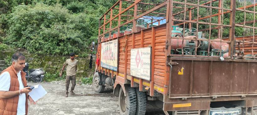 सिलेंडर और ट्रक जब्त सिलेंडर और ट्रक जब्त