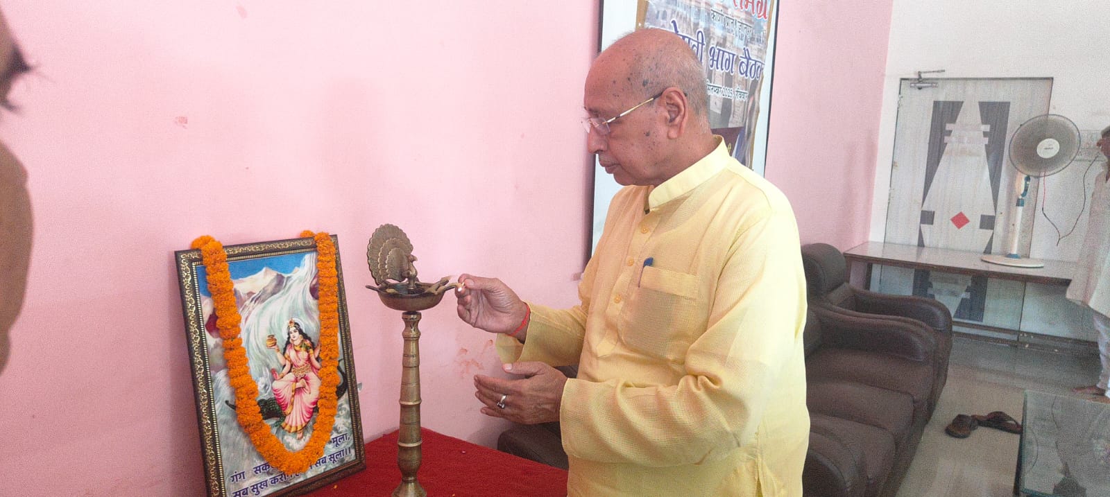 मां गंगा के समक्ष दीप प्रज्वलित करते हुए राम आशीष जी मां गंगा के समक्ष दीप प्रज्वलित करते हुए राम आशीष जी