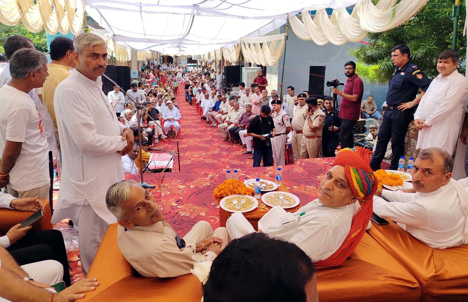 सम्मान समारोह के दौरान उपस्थित कैबिनेट मंत्री रणबीर सिंह गंगवा व अन्य। सम्मान समारोह के दौरान उपस्थित कैबिनेट मंत्री रणबीर सिंह गंगवा व अन्य।