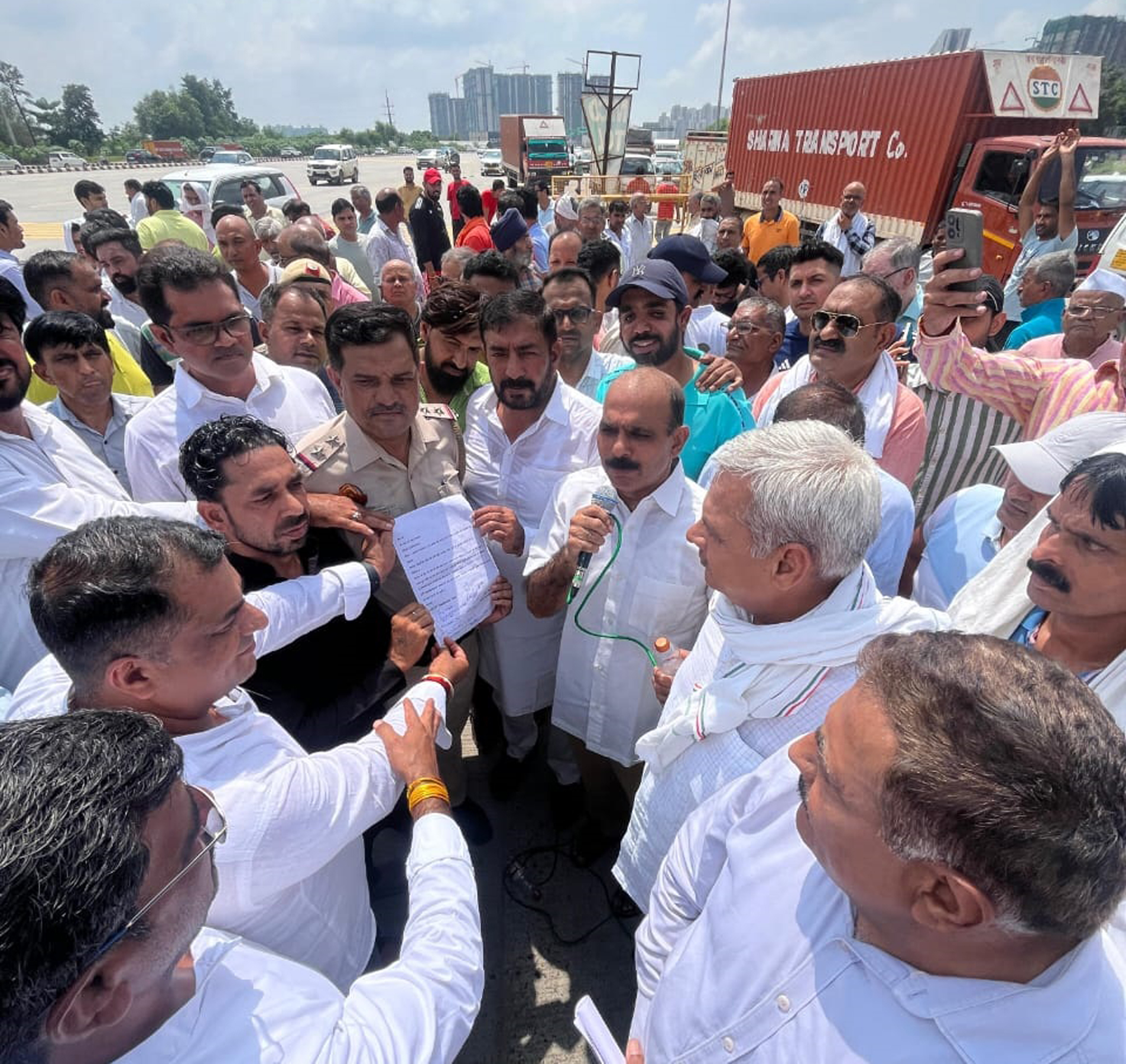 गुरुग्राम द्वारका एक्सप्रेस-वे पर टोल के विरोध में ज्ञापन सौंपते ग्रामीण। गुरुग्राम द्वारका एक्सप्रेस-वे पर टोल के विरोध में ज्ञापन सौंपते ग्रामीण।