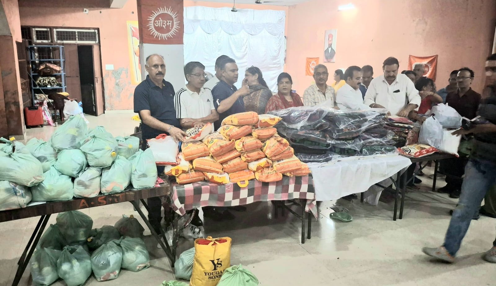 भाजपा स्वच्छ भारत अभियान ने जम्मू में बाढ़ प्रभावित परिवारों को राहत सामग्री वितरित की