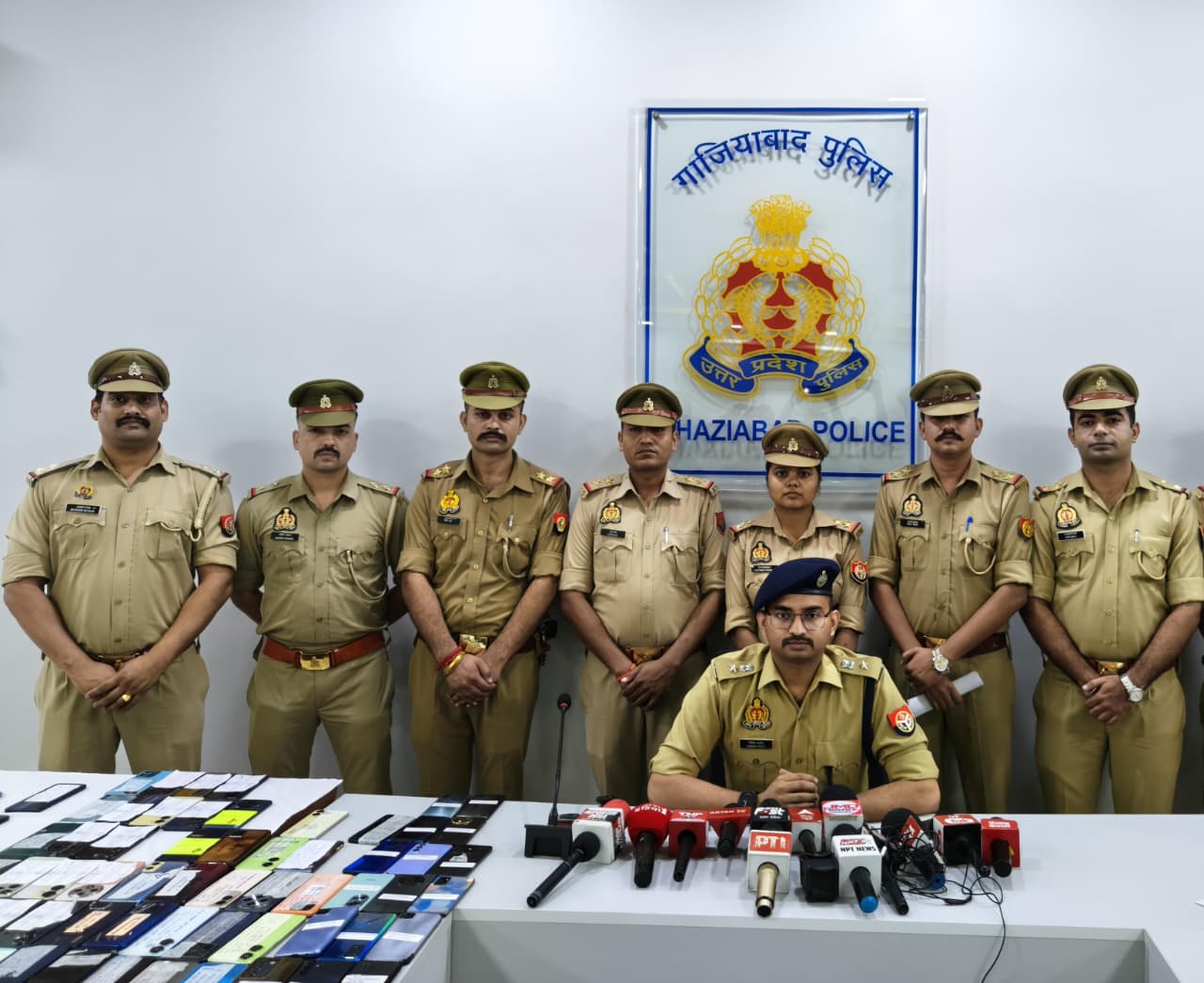 मोबाइल फोन बरामदगी की जानकारी देते डीसीपी मोबाइल फोन बरामदगी की जानकारी देते डीसीपी