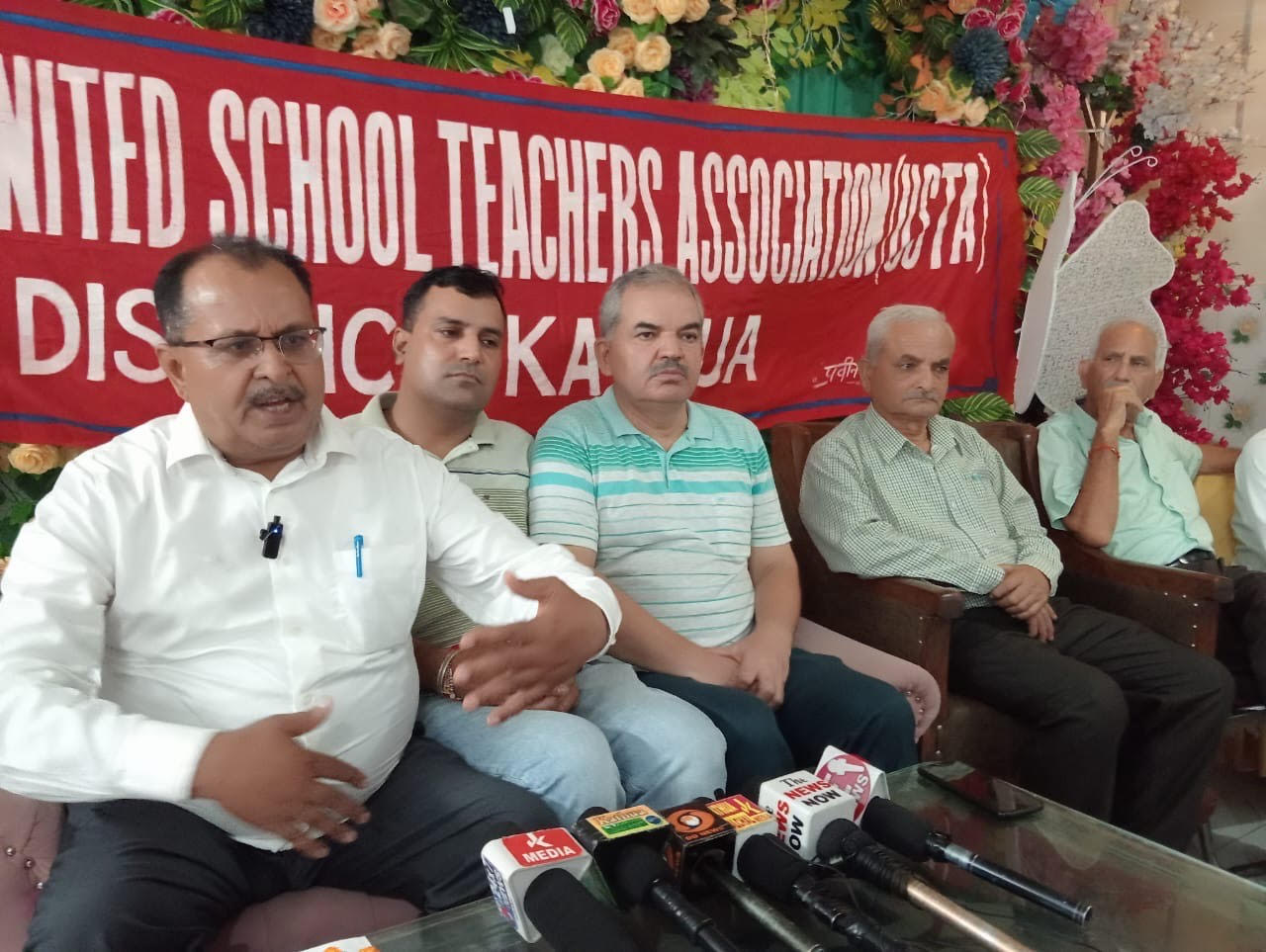 In the meeting of USTA, issues like regularization, promotion, pension and quick improvement in the infrastructure of schools were discussed. In the meeting of USTA, issues like regularization, promotion, pension and quick improvement in the infrastructure of schools were discussed.
