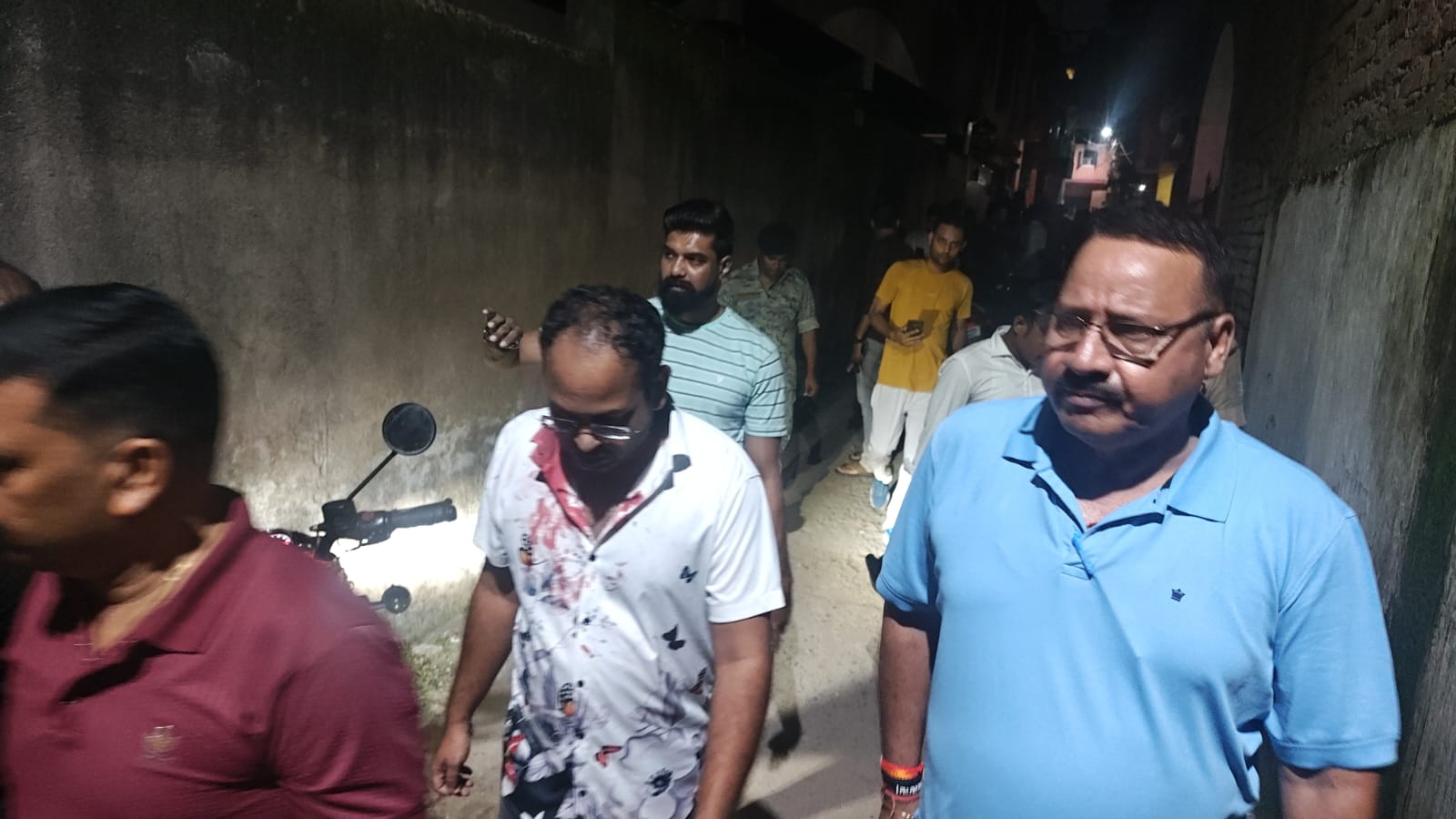 घायल को अस्पताल ले जाती पुलिस