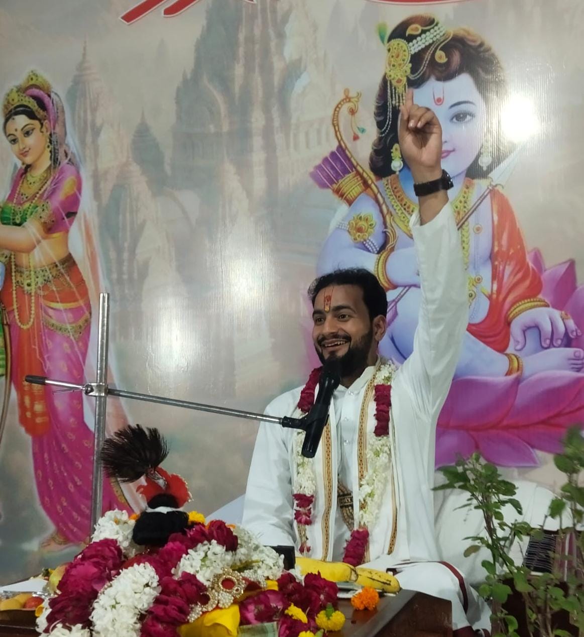 सर्वप्रयास सीता रसोई ट्रस्ट मुरादाबाद के तत्वावधान में आयोजित नव दिवसीय श्रीराम कथा के दूसरा दिन भक्तों को कथा का श्रवण कराते कथा व्यास व्योम त्रिपाठी।