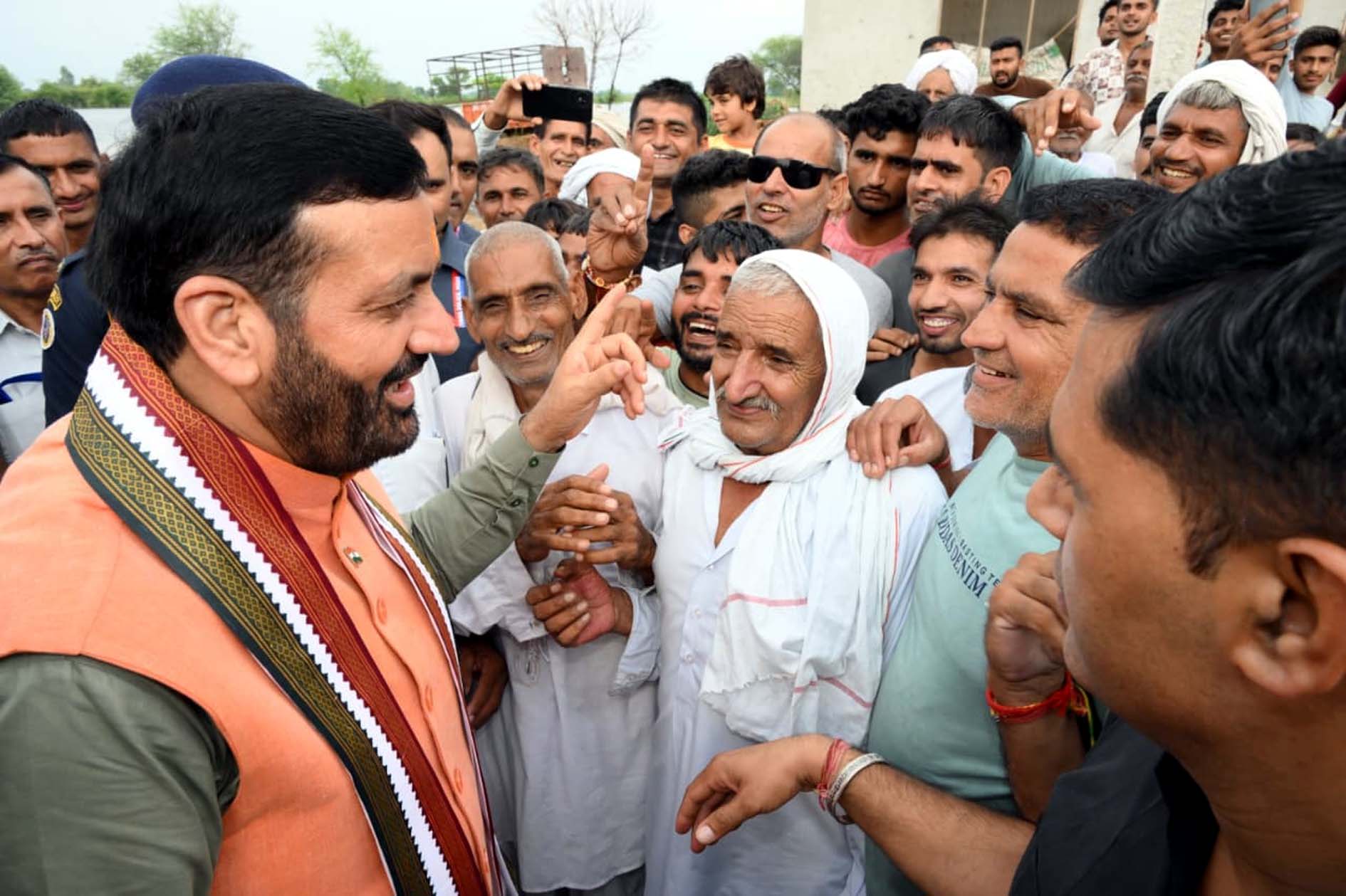 ग्रामीण क्षेत्रों में मिलते व बातचीत करते मुख्यमंत्री नायब सैनी। ग्रामीण क्षेत्रों में मिलते व बातचीत करते मुख्यमंत्री नायब सैनी।