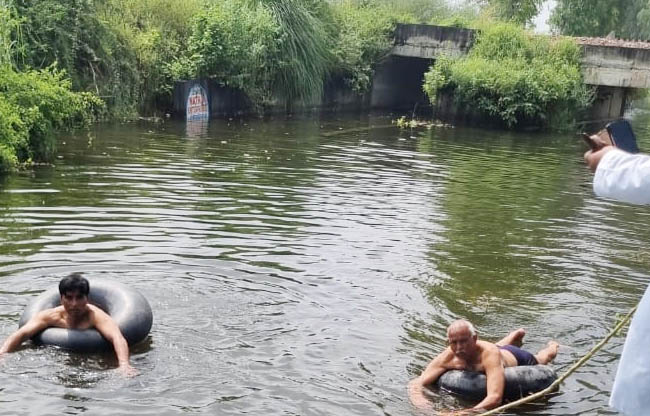 सोनीपत: हुललेहड़ी गांव में अंडरब्रिज के नीचे लगभग 13 फुट पानी से निकल कर आते हुए संजय सोनीपत: हुललेहड़ी गांव में अंडरब्रिज के नीचे लगभग 13 फुट पानी से निकल कर आते हुए संजय