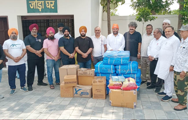 सोनीपत: बाढ पीड़ितों के लिए भेजी जा रही सामग्री के साथ विधायक व संस्था के सदस्य सोनीपत: बाढ पीड़ितों के लिए भेजी जा रही सामग्री के साथ विधायक व संस्था के सदस्य