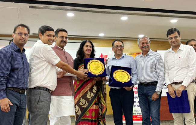 सोनीपत: हरियाणा विधानसभा अध्यक्ष हरविंद्र कल्याण भाविप कार्यक्रम में सम्मानित करते हुए
