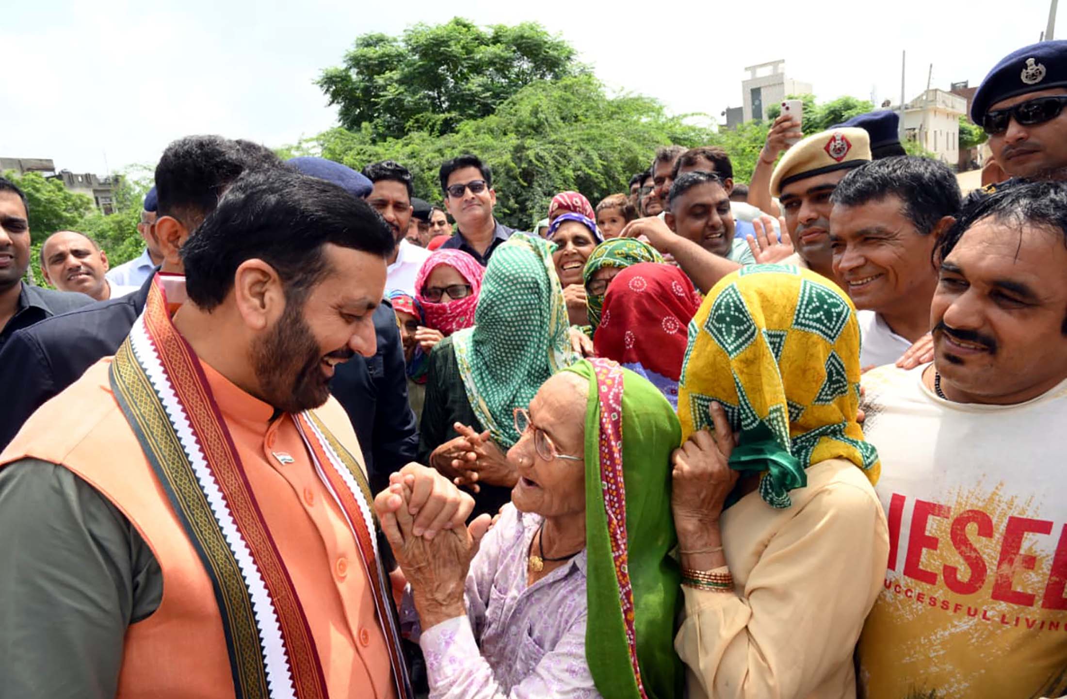 नरवाना से टोहाना जाते हुए ग्रामीणों की समस्याएं सुनते हुए सीएम नायब सैनी। नरवाना से टोहाना जाते हुए ग्रामीणों की समस्याएं सुनते हुए सीएम नायब सैनी।