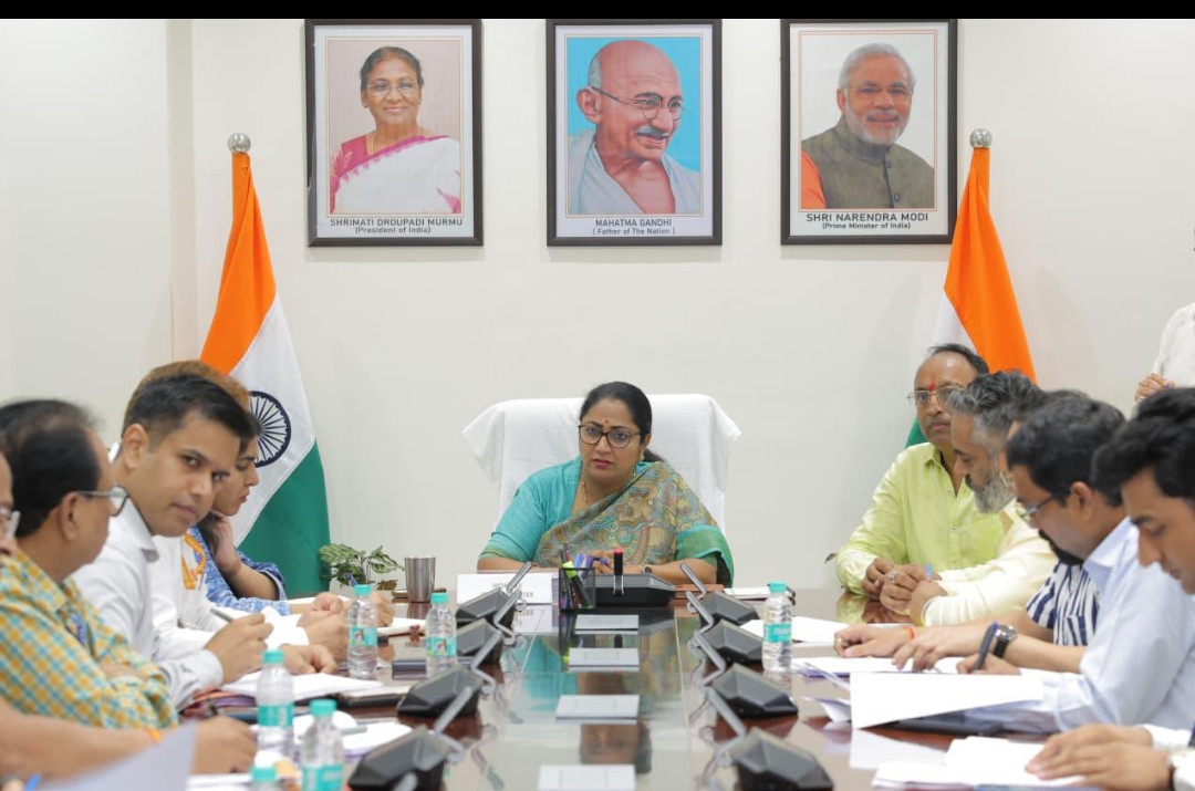 सिविल लाइन्स स्थित मुख्यमंत्री जनसेवा सदन में शालीमार बाग विधानसभा में चल रहे विकास कार्यों की समीक्षा करतीं मुख्यमंत्री रेखा गुप्ता