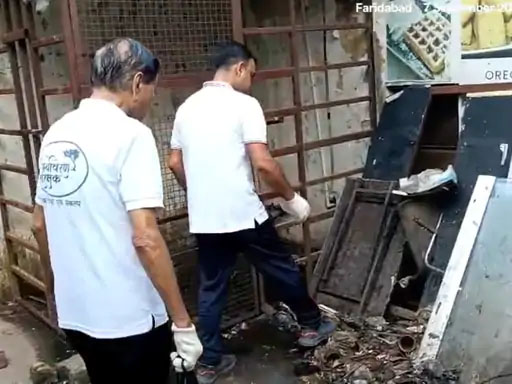 नगर निगम कमिश्नर धीरेंद्र खडग़टा सैनिक कॉलोनी की मार्किट में सफाई करते हुए। नगर निगम कमिश्नर धीरेंद्र खडग़टा सैनिक कॉलोनी की मार्किट में सफाई करते हुए।