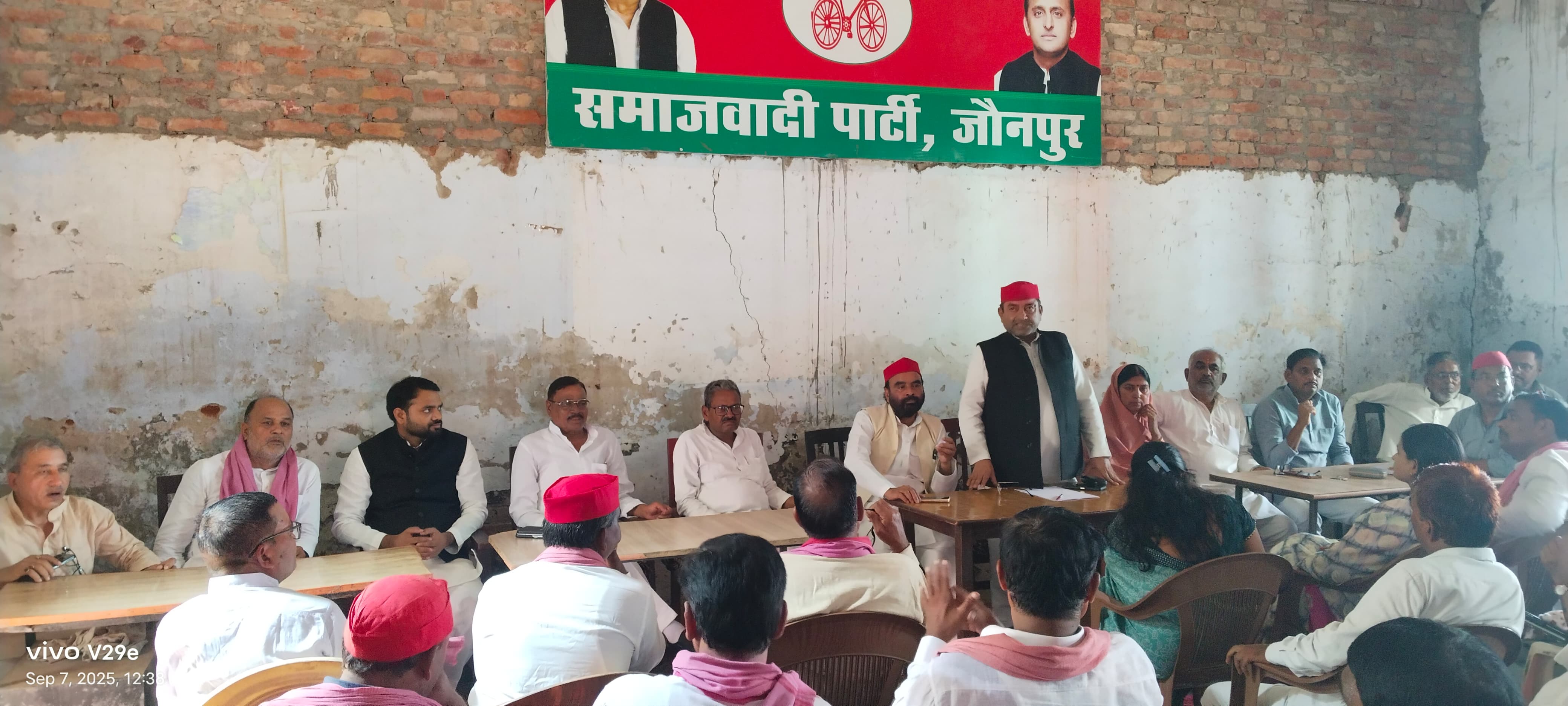 सपा की मासिक बैठक को संबोधित करते हुए जिलाध्यक्ष राकेश मौर्य