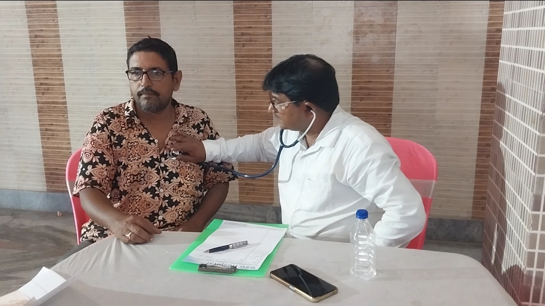 स्वास्थ्य जांच शिविर की तस्वीर