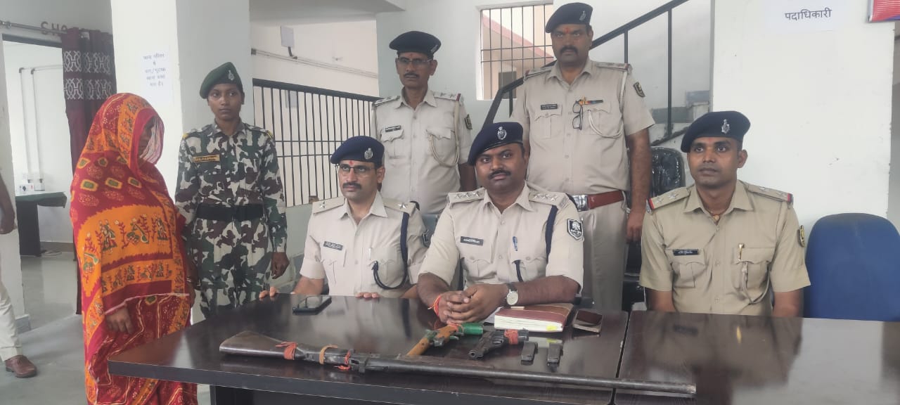 बरामद हथियार और गिरफ्तार महिला के साथ पुलिस टीम बरामद हथियार और गिरफ्तार महिला के साथ पुलिस टीम