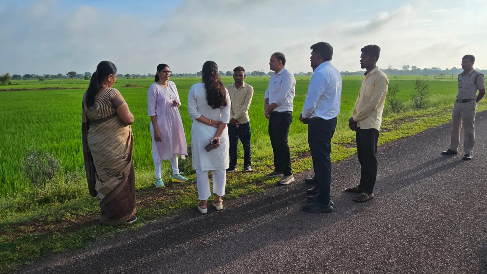 राजस्व सचिव रीना बाबा साहब कंगाले ग्राम छछानपैरी में डिजिटल क्रॉप सर्वे का निरीक्षण करती हुईं