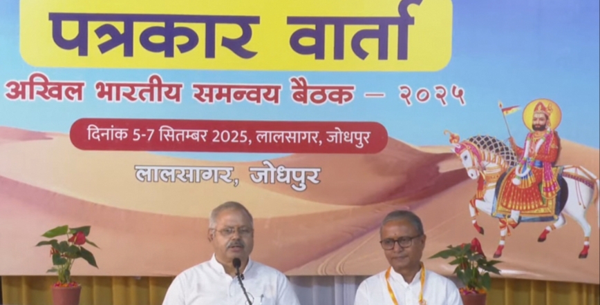 पत्रकार वार्ता को संबोधित करते सुनील आंबेकर पत्रकार वार्ता को संबोधित करते सुनील आंबेकर